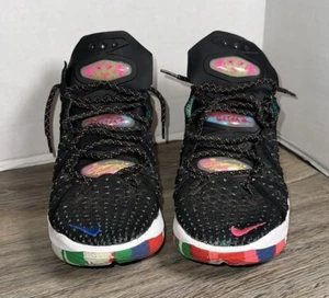 NIKE LeBron 18 James Gang CQ9283-002 Nero MULTI Graffiti Basket Taglia 9 - Foto 1 di 10