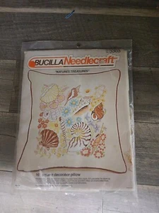 Vintage Bucilla Nadel Handwerk Natur Schätze Muscheln 16" Quadrat Dekorateur Kissen - Bild 1 von 5