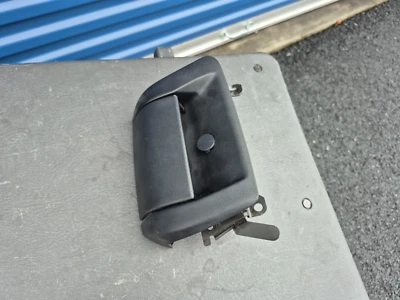 04-11 Manija de puerta interior trasera derecha Mazda RX8 - interior derecho pasajero negro Foto 1 de 4