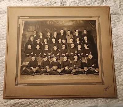Fotografía del gabinete del equipo de fútbol americano de la escuela secundaria Charles City Iowa Comets 1921 Foto 1 de 4