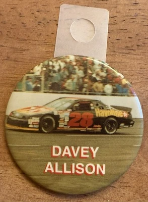 Botón Pin Vintage NASCAR 'Davey Allison' ~ Texaco Havoline #28 Coche Foto 1 de 2