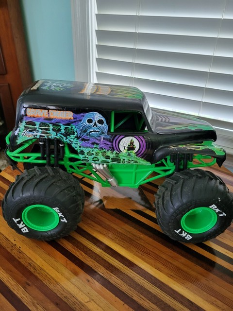 Monster Trucks Movie “Monster Mod Shop” Armor Up! Modified Terravex Truck