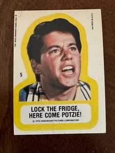 1976 Topps Happy Days Sticker #5 LOCK THE REFRIGERATOR, HERE COMES POTZIE! - Bild 1 von 1