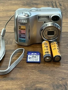 Nikon Coolpix 3200 Digital Camera (E3200) 3.2 MP 3.0x Zoom Bundle SD Card Tested - Picture 1 of 12