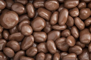 Chocolate Coated Raisins Traditional Sweets - Picture 1 of 5