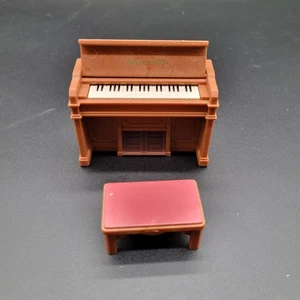 Set giocattolo Calico Critters Sylvanian Families pianoforte verticale e panca casa delle bambole bianca - Foto 1 di 5
