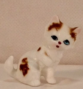 Beautiful Porcelain Miniature Playful Kitten or Cat Collectible On Three Paws - Picture 1 of 3