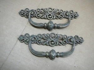 PAIR VINTAGE BRONZED METAL HOLLYWOOD REGENCY LARGE CAST METAL PULLS 4.5 CENTERS - Bild 1 von 2