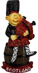 Fridge Magnet Resin Scottish with Piper on Barrel Design Hand-Painted - Bild 1 von 3