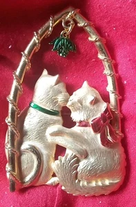 Vintage J.J. Male And Female Christmas Cat Pin Cats Under Mistletoe - Picture 1 of 5