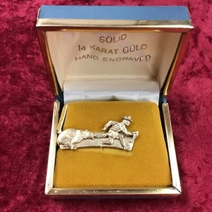 VINTAGE SID BELL 14K YELLOW GOLD TIE BAR; "BEAR CHASING MAN" SCENE - Picture 1 of 4