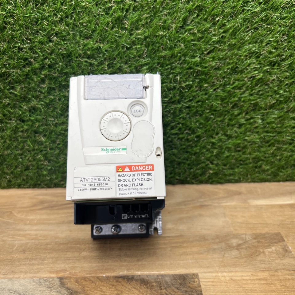 ATV12P055M2 - SCHNEIDER ELECTRIC - ATV12P055M2 - VARIATEUR 0,55 Kw  #29m - Photo 1/4