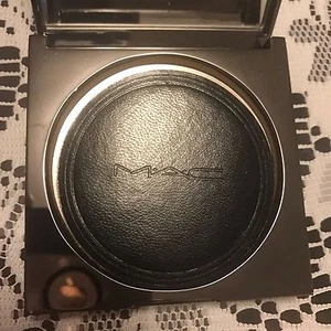 BNIB, MAC Sheer Mystery Pressed Powder "MEDIUM" + 1 Refill, Rare, HTF - Picture 1 of 5