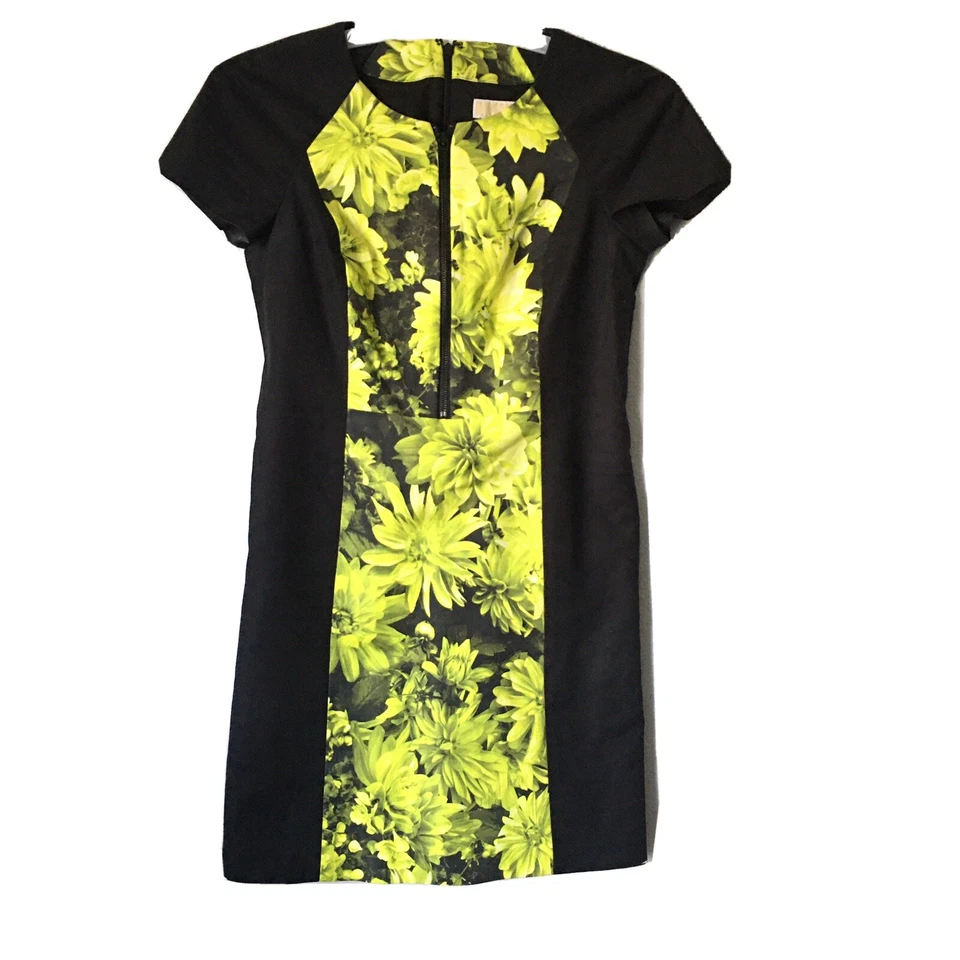 Vestido Michael Michael Kors preto com painel floral verde manga curta profissional - Imagem 1 de 4