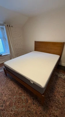 Marco de cama West Elm Mid-Century, king, bellota Foto 1 de 4