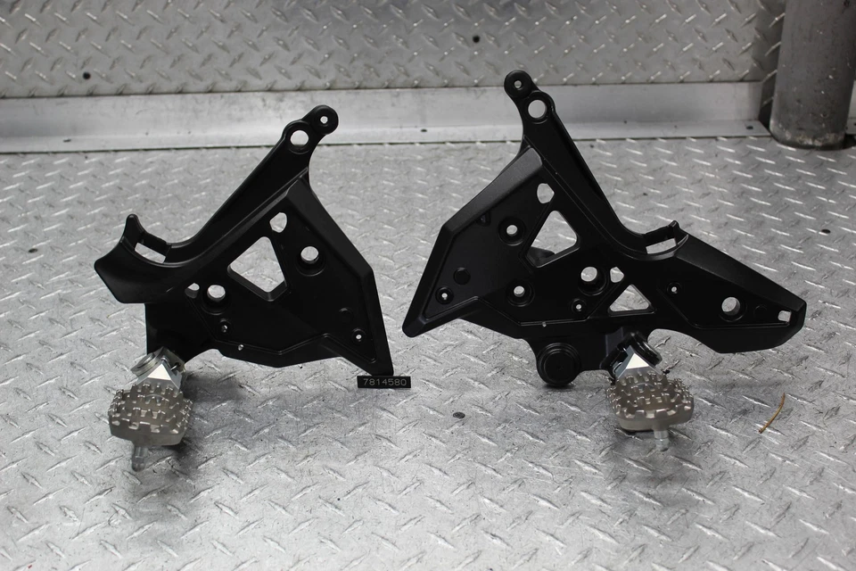 2015 KAWASAKI VERSYS 650 KLE650F DRIVER FOOTPEGS - Image 1 of 4