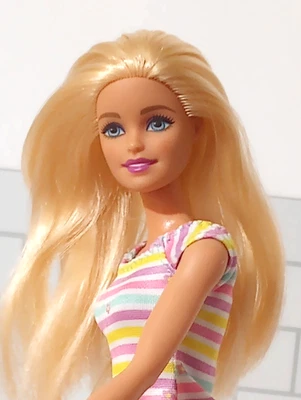 Muñeca Barbie Mattel 2013 rubia a rayas vestido multicolor rosa, amarillo, aguamarina, niña Foto 1 de 4