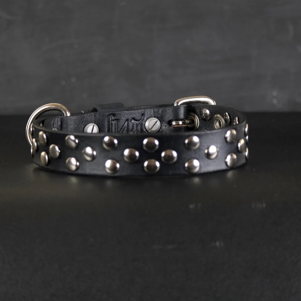 Кожаный ошейник для собаки с заклепками. Ширина 1 дюйм. Акцент люверсов. ЧЕРНЫЙ и хромированный - Изображение 1 из 4
