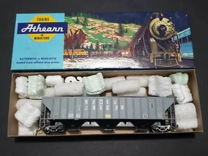 Nenngröße H0 Athearn/Custom CSW 9023 Lewis Grain Co. 54' 3-Bay überdachter Trichter - Bild 1 von 2