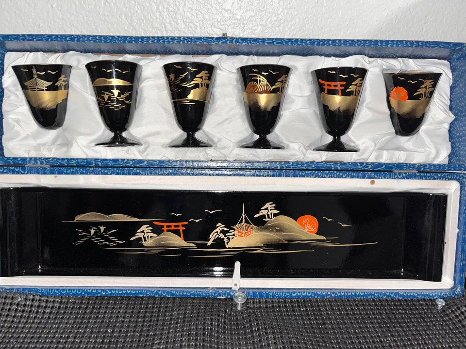 Bandeja de laca negra japonesa antigua genuina tazas/vasos de chupito dorado escénico 7P Foto 1 de 4