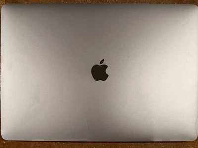 Apple MacBook Pro 15,4» (256GB SSD, Intel Core i7-8750H, 2,2 ГГц, 16GB RAM, AMD... - Изображение 1 из 4