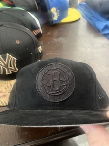 Gorra New Era NBA Gamuza Sólida Ajustada Sombrero Talla 7 7/8 Brooklyn Nets ¡Sombrero! - Imagen 1 de 4