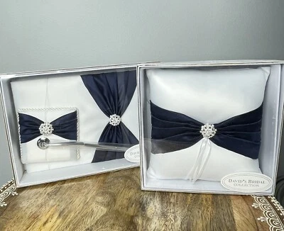 Almohada y libro de visitas con anillo de satén y diamantes de imitación azul marino con bolígrafo estilo veneciano Foto 1 de 4