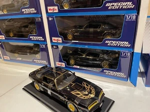 1/18 Maisto Pontiac Firebird Trans Am schwarz mit Goldzierleiste schlechte Fensterbox siehe 🙂 - Bild 1 von 16