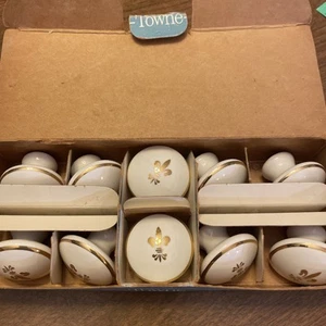 Menge 10 Nos Vintage Keramik Porzellan Gold Fleur de Lis Schrank Schublade Griffe Knöpfe - Bild 1 von 8