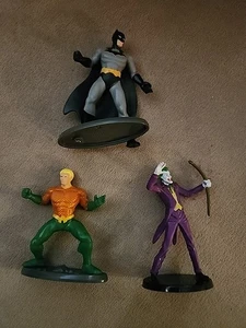 3 kleine stehende DC Figuren Joker Batman Aquaman - Bild 1 von 2
