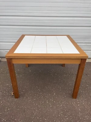 Mesa de cocina moderna vintage de mediados de siglo con azulejo hecha en Dinamarca Foto 1 de 4