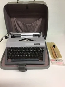 DDR Schreibmaschine Erika Reiseschreibmaschine Kofferschreibmaschine Deko Retro - Bild 1 von 9