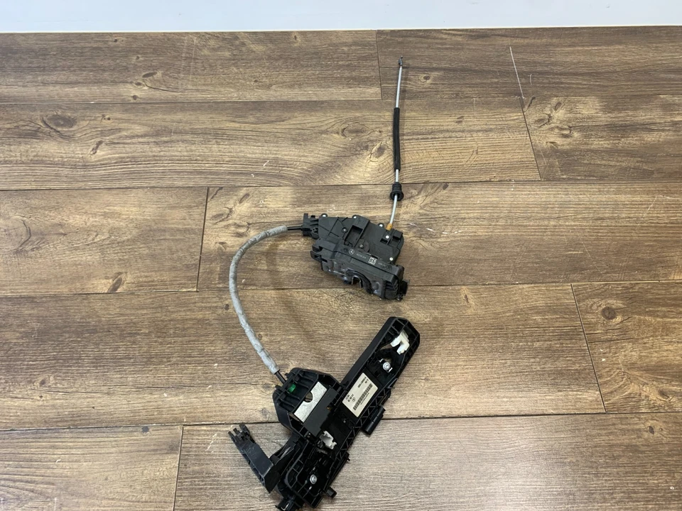 2017-2019 Mercedes-Benz GLS 550 trava de trava de porta frontal com suporte de alça esquerda fabricante de equipamento original - Imagem 1 de 4