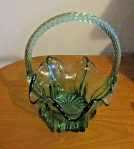 Cesta acanalada vintage Fenton verde azulado con fondo de 6 lados 8 1/2 de alto - Imagen 1 de 6