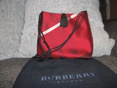 AUTÉNTICA BOLSA/BOLSO DE NOCHE BURBERRY SEDA ROJO Y NEGRO NOVA CHECK CON BOLSA PARA EL POLVO Foto 1 de 4