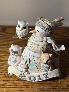 Ornamento Jim Shore Heartwood Creek White Woodland 2017 con fecha - Imagen 1 de 8
