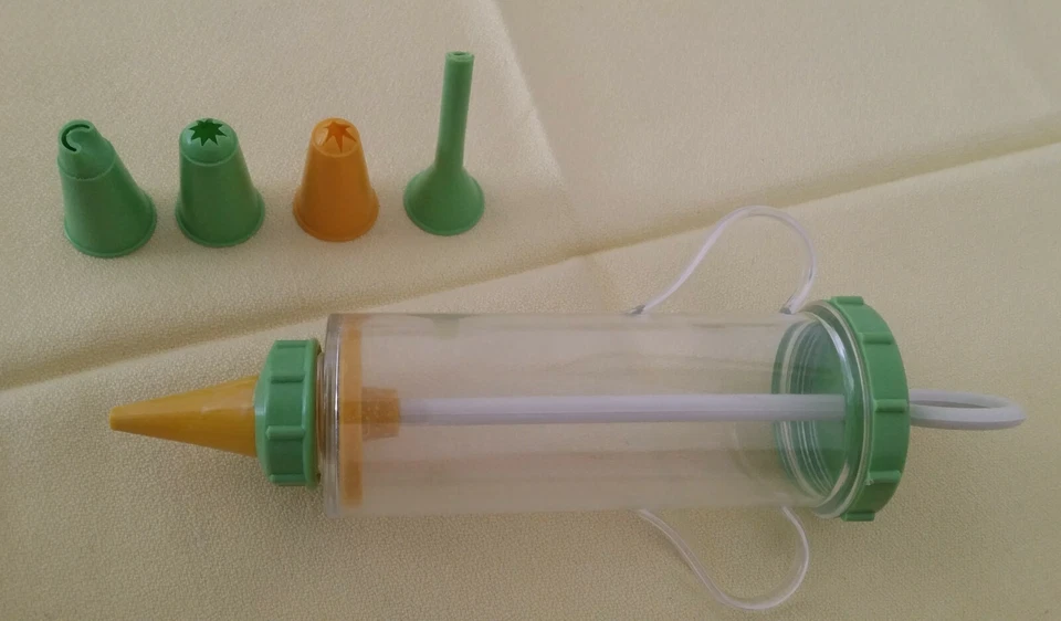 SIRINGA PER DOLCI VINTAGE marca "PRIMA" - ANNI '60 - IN PLASTICA CON 5 UGELLI - Immagine 1 di 4