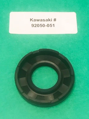 Kawasaki 92050-051 Crank Oil Seal Engine Crankcase Seal H1 500 Triple KH500  Foto 1 de 2