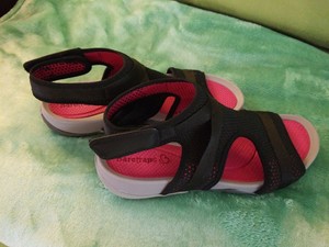 baretraps soozie rebound technology sandals