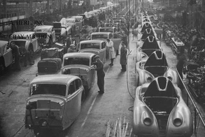 Jaguar XK 120 & Mk V assembly in Jaguar plant 1948 – photograph photo - Picture 1 of 1