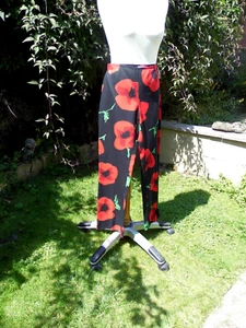Moschino Iblack & red floral rinted ankle Trousers 12 - Picture 1 of 5