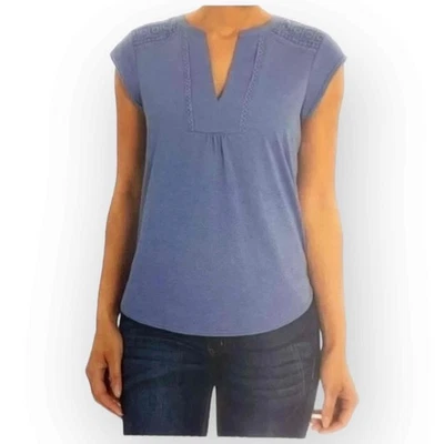 Top Orvis Anna para mujer con cuello en V con inserciones de encaje de ganchillo, azul polvoriento - X4M Foto 1 de 4