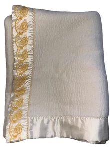 Manta De Colección Blanco Satinado Marfil Bordado Amarillo Floral Acrílico 60 X 40 - Imagen 1 de 5
