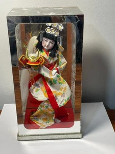 Muñeca niña geisha japonesa vintage en vitrina guerrera - Imagen 1 de 20