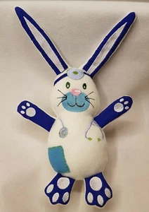 Kuscheltier für Baby Doktor Hase mit Stickerei - Bild 1 von 2