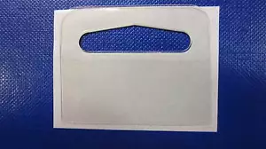 100 selbstklebende kleine Delta 43 x 33 Schlitz / Euro-Aufhängelaschen - Haken-Aufhängelaschen - Bild 1 von 3