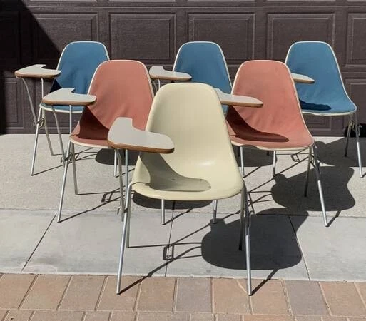 Silla apilable vintage MCM Herman Miller DSS Eames con carcasa lateral con escritorio abatible Foto 1 de 1