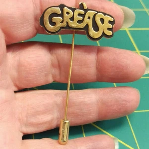 Spilla logo film vintage GREASE del 1977 1978 nuova vecchio stock NOS altezza 2,5"  - Foto 1 di 8