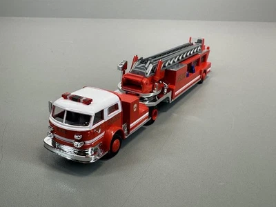 1:87 BUSCH vehículo de bomberos escalera giratoria / 2 I 409 - Imagen 1 de 3