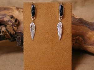 Pendientes de ónix negro de plata esterlina con pluma colgante - Imagen 1 de 3